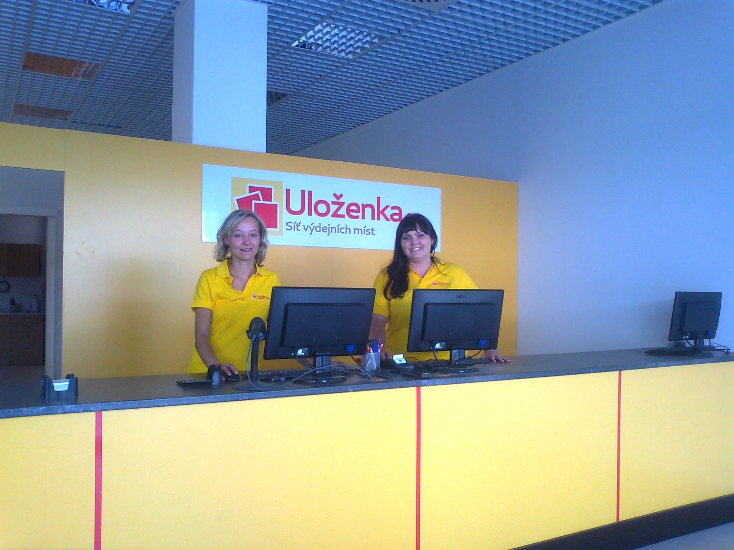 Dvě ženy za pultem