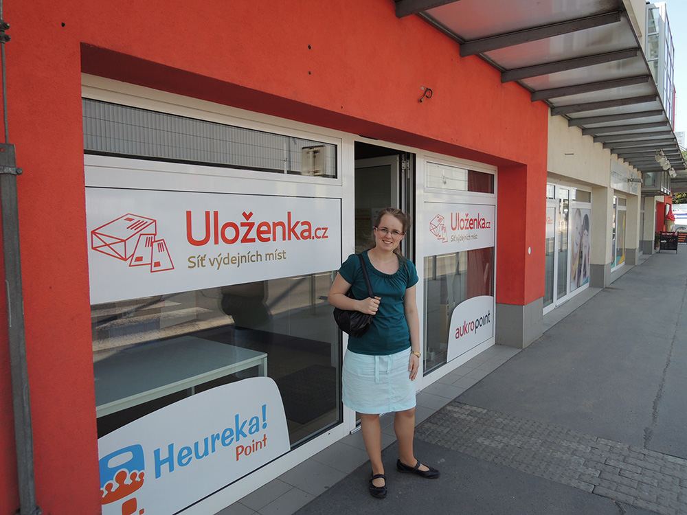 Dívka před výdejním místem