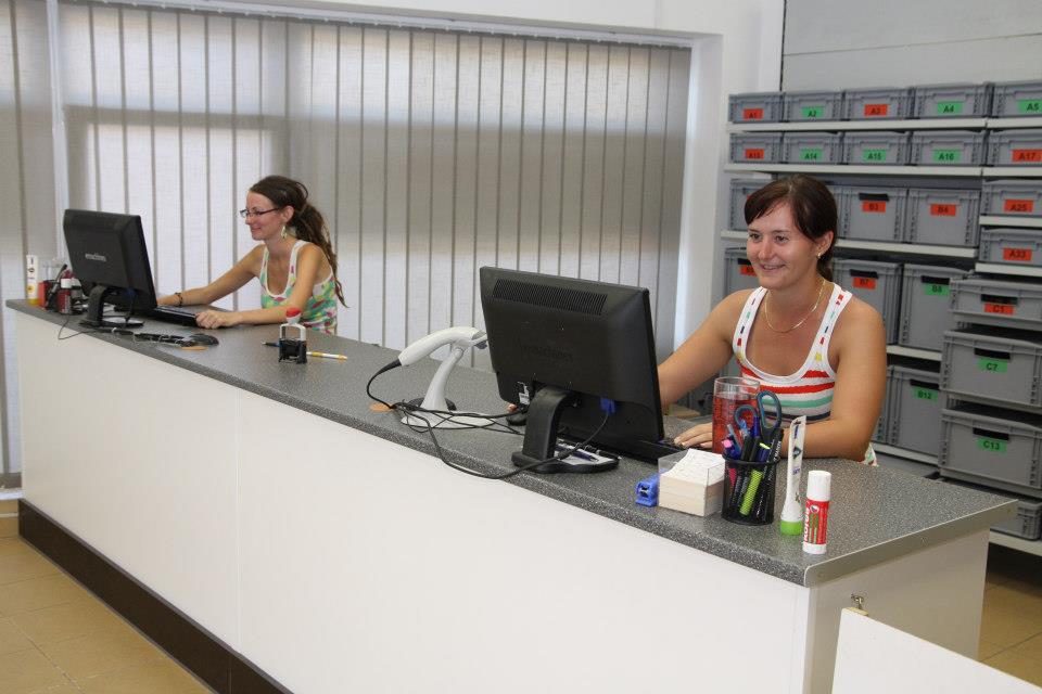 Dvě dívky v místnosti u počítačů