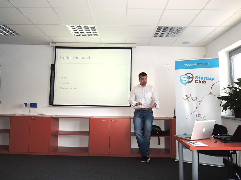 Muž stojí a prezentuje.