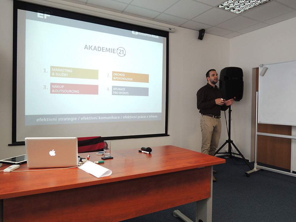 Muž před plátnem - Filip Dřímalka -