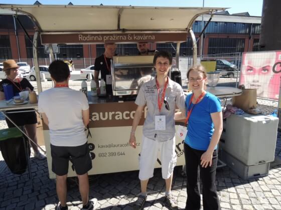 Všichni mohli zdarma využít šálku velmi dobré kávy z rodinné pražírny Laura Coffee Ostrava. V celém areálu byly k dispozici celkem 4 stánky s kávou, takže fronty byly minimální.