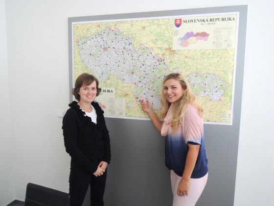 Simona Kijonková a Petra Mikulášková stojí před mapou výdejních míst zásilkovny.