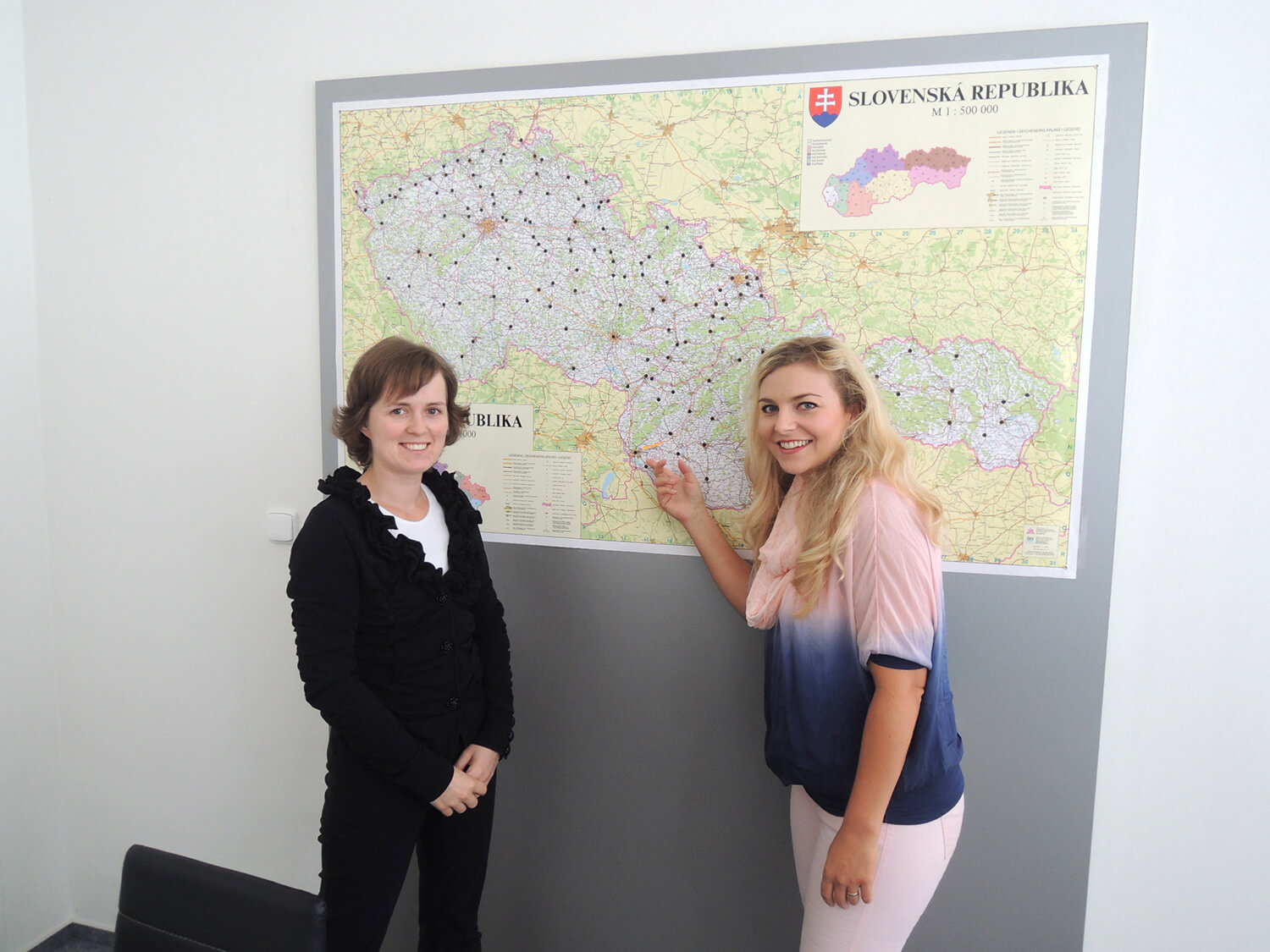 Simona Kijonková a Petra Mikulášková stojí před mapou výdejních míst zásilkovny.