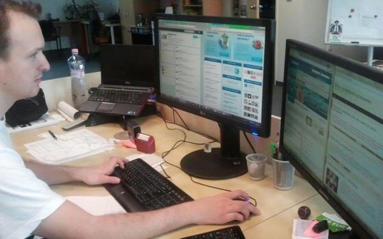 Pracovník Byznyswebu za počítačem.